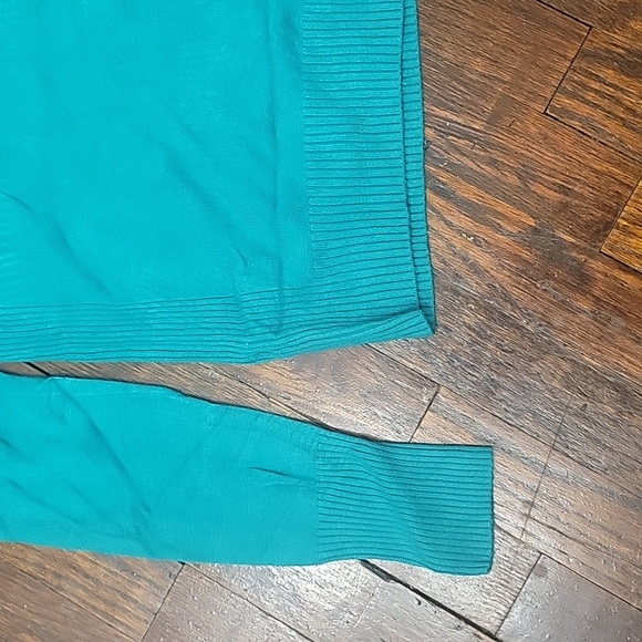 Express Deep V sweater - Picture 6 of 10